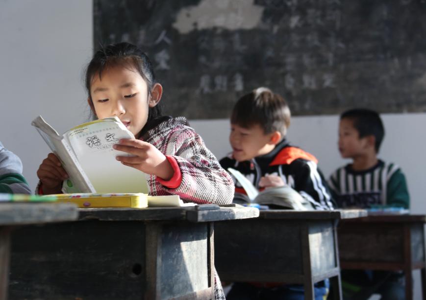 不读书也能当网红年入千万，这话骗了多少普通家庭的年轻人？每逢毕业季、求职季，这种