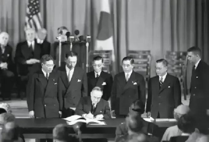 果不其然。
 
美国在1951年突然宣布了对日媾和的《旧金山和约》，把战后安排按