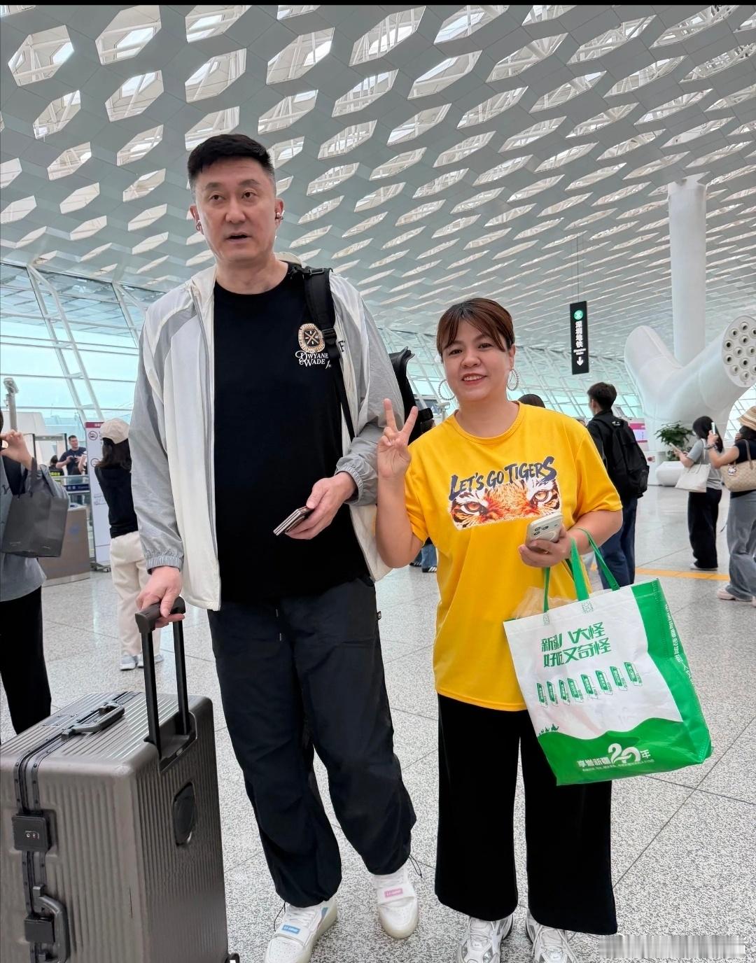 广东美女球迷机场偶遇杜峰，作为广东篮协主席和二沙岛训练中心党委书记，目前也挺忙的