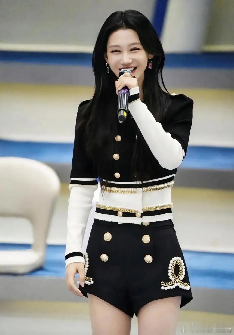 不出意外，  意外又发生了！  北京电影学院毕业典礼现场，何宣林站在聚光灯下自我