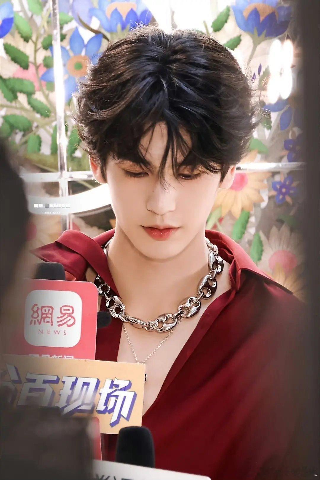 张凌赫像橱窗里面的精致大手办 ​​​