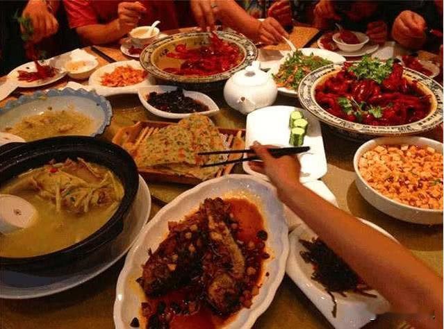 我认为中餐。别骗自己了，你的胃早就替你做选择了。

都说美食没国界，但我真心觉得