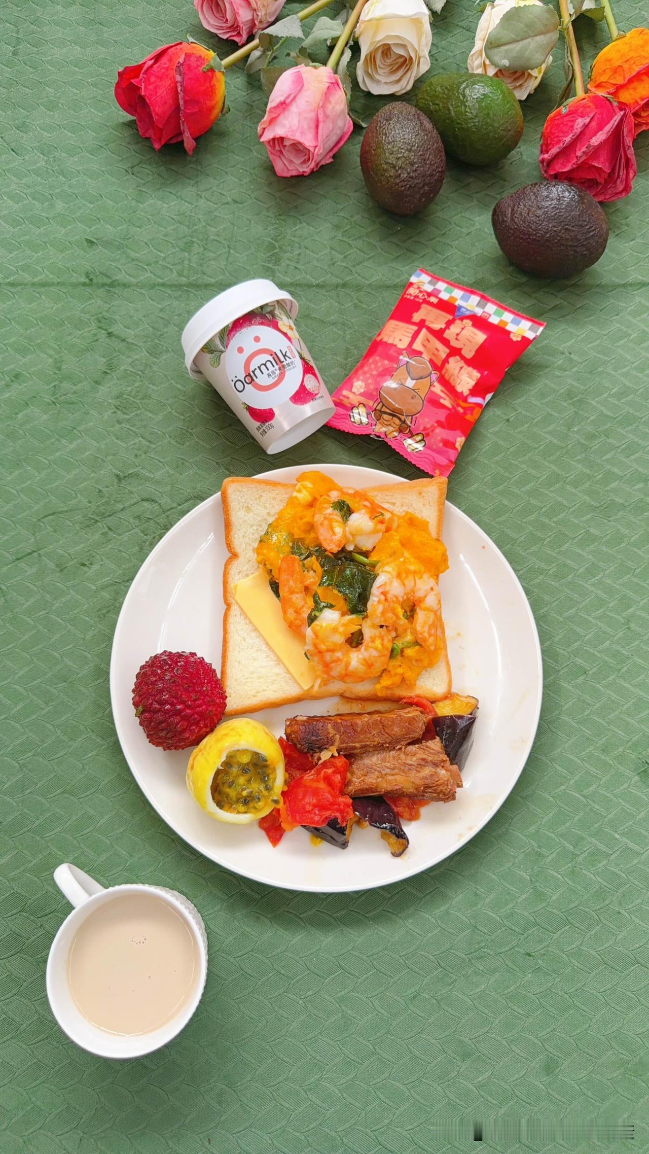 青岛大虾蔬菜烘蛋铺一片面包，番茄茄子炖排骨两块，火山岩荔枝王，黄金百香果。奶咖。