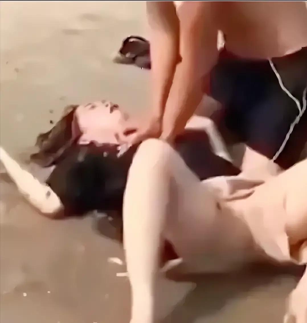 这照片在网上引起很大的争议，有人认为该男子对溺水的女子猥亵，而不是救人。人们常说