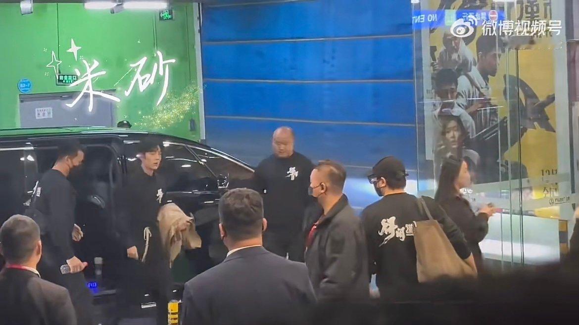 肖战宜昌见面会造型 组服上身直接帅出新高度！肖战身着得闲谨制组服亮相，现场尖叫声