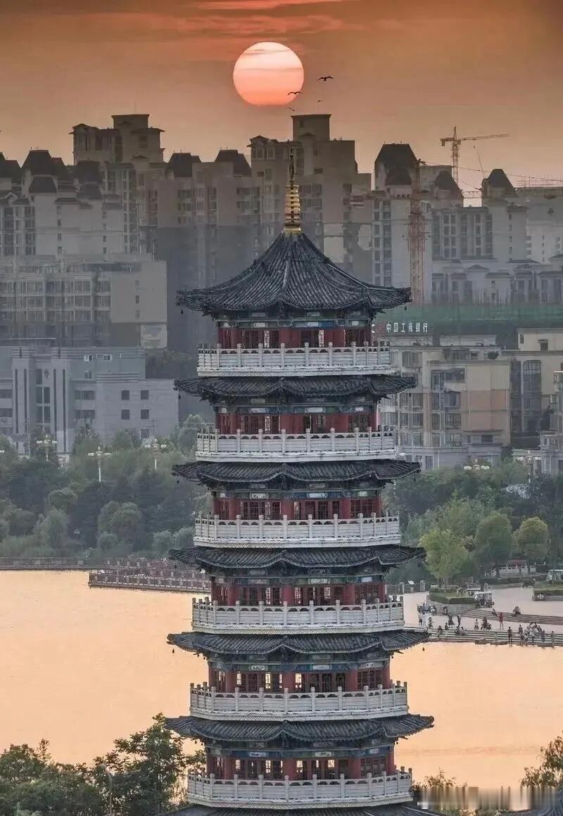 【陈先义：中原一个县甩出了“王炸”】         一个县，甩出了“王炸”。什