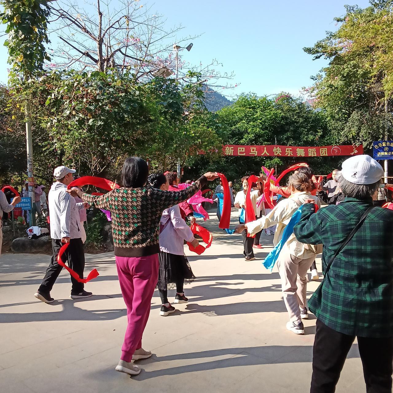 旅游和旅居
核心就是开心

这几天我们在巴马长寿村每天上午的生活就围绕大榕树广场