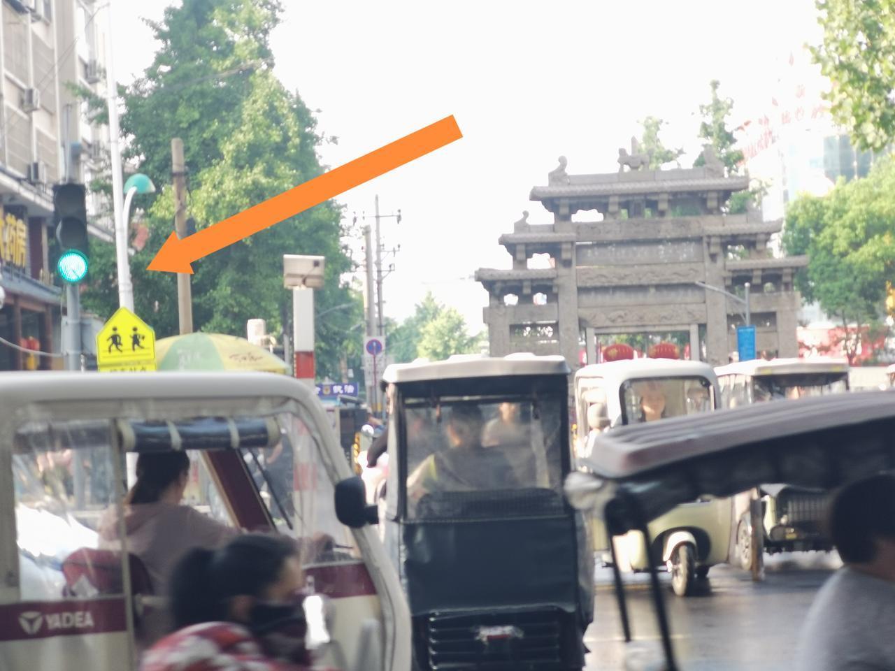 这个斑马线路口终于有改变了！这就是向善向美向好！
这条路，是这个城市的东西方向主