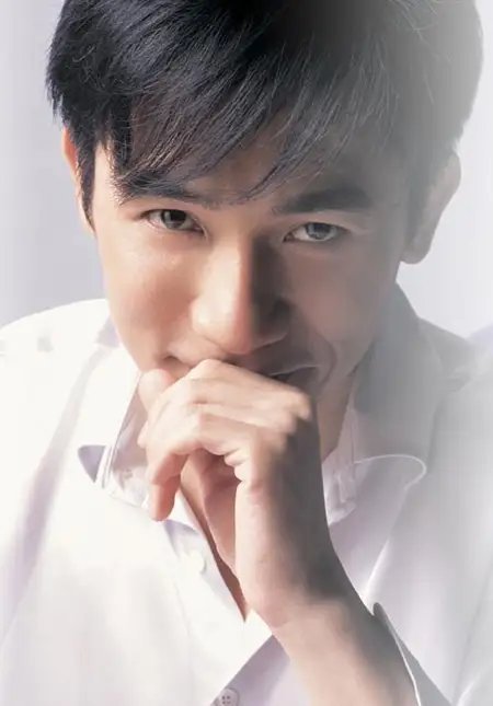 看了梁朝伟的电眼谁不迷糊呢？王家卫说梁朝伟“单靠眼睛就可以演戏了”，梁朝伟在电影