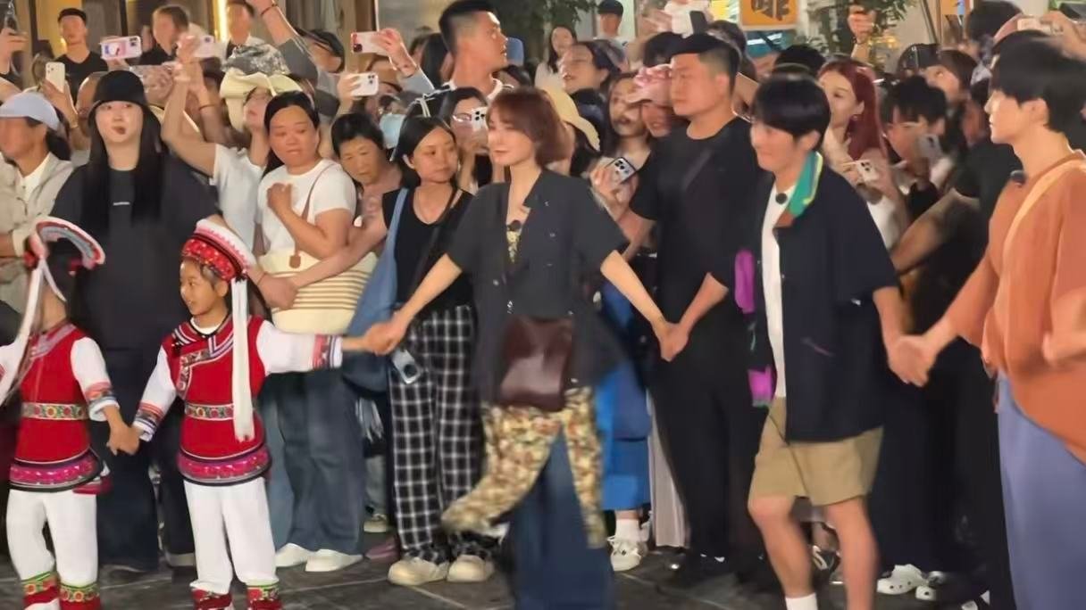 吴昕维嘉怎么连嘴都张得一样大吴昕维嘉你俩哦啥呢 从表情到动作全面契合，欢呼的瞬间