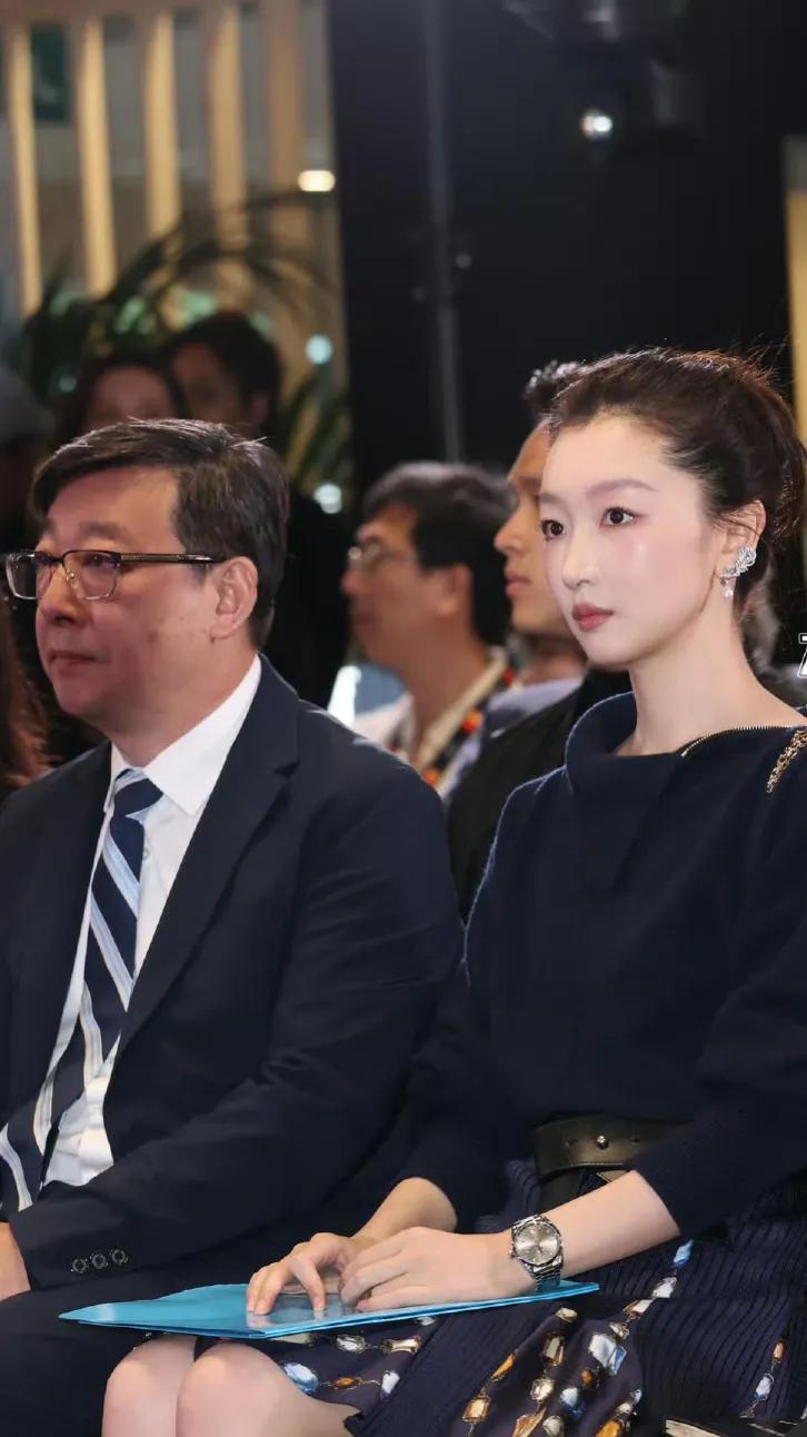 不会吧，难得从一张图get到了周冬雨的颜值。
造型师得加工资了吧，以前就觉得她像