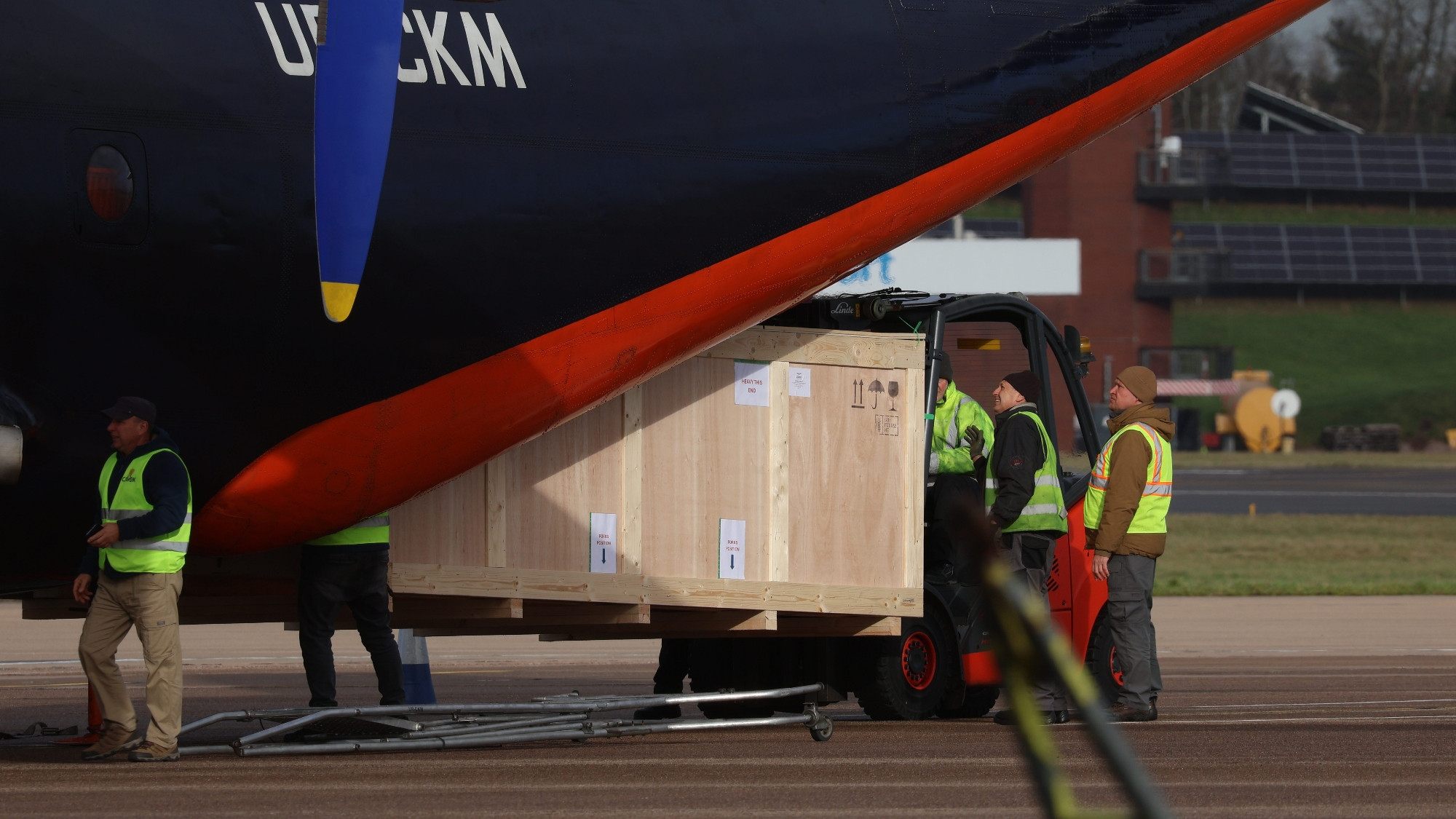 阿斯顿·马丁车队的物资运抵巴塞罗那，他们将在今天让新车驶上赛道开始测试。F1F1