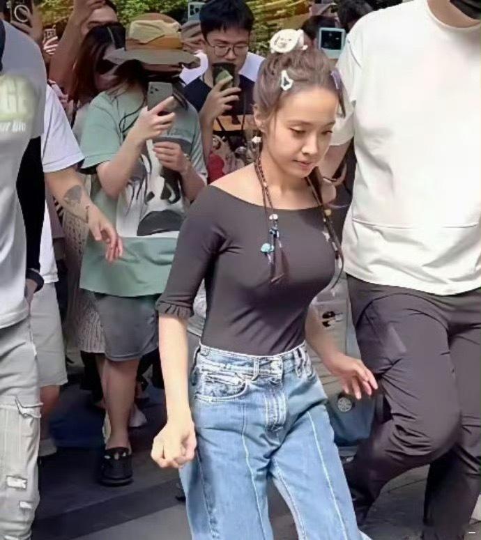 年近50还跟少女一样，周杰伦不后悔我不信。  