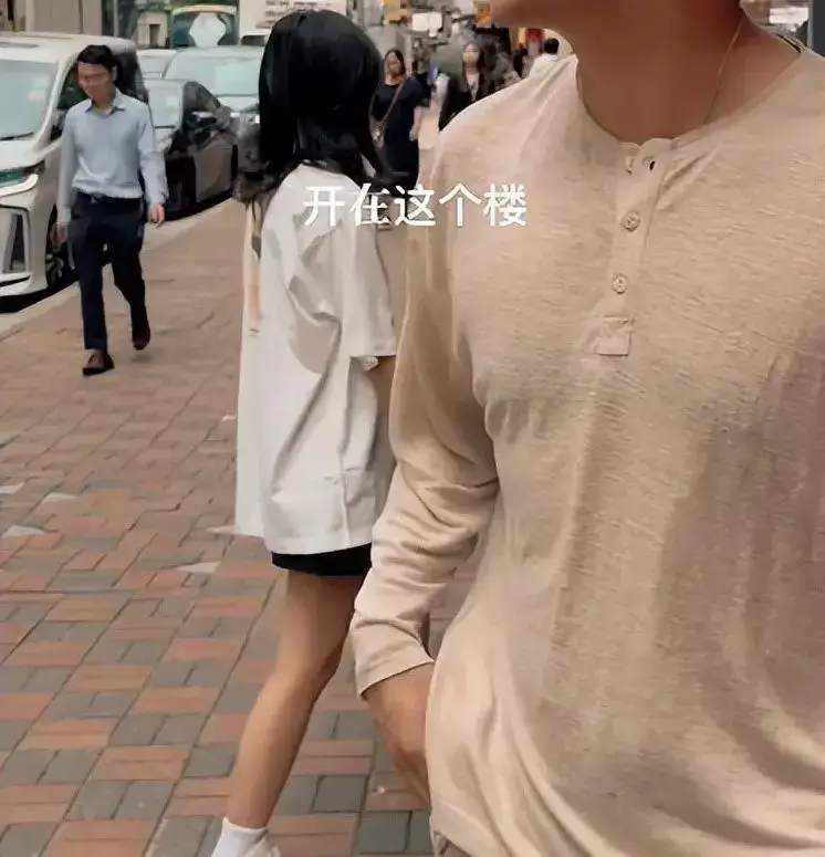 小菲带俩娃香港游，玥儿自信长高变美，父子三人同框太温馨 