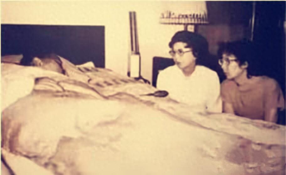 1981 年，宋庆龄病危，孙中山孙女前来探望，留下了一张珍贵合影。这张照片可不是