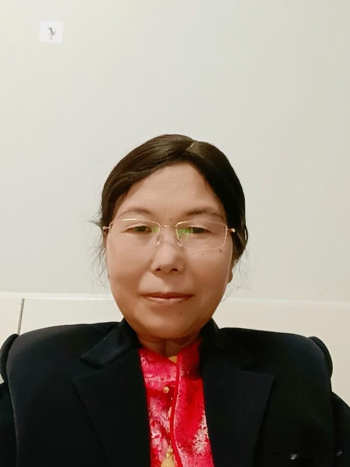 下班后，回家是一个人最放松的时候，放下疲惫的心，静静地靠在床头上，听听歌，写写字