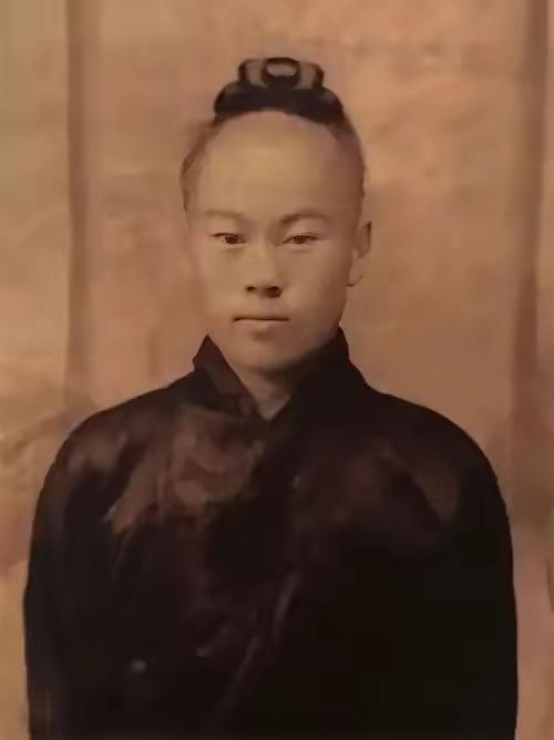 1938年，道士毕云路过日军哨卡时，因为没有向日军鞠躬，被打得半死。几天后，他从