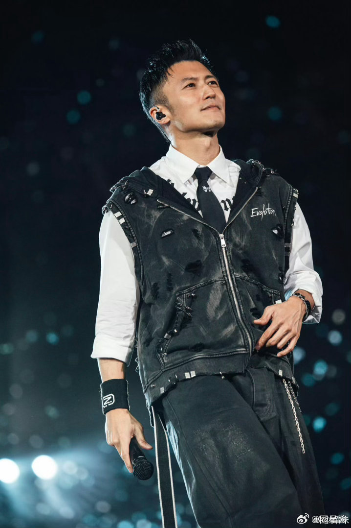 谢霆锋湿身白衬衫谢霆锋白衬衫下的肌肉线条 白衬衫加黑领带，汗水一浸全贴在身上，肌