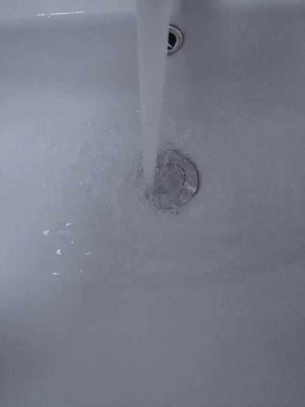 杭州一男子酒醉后猛灌管道疏通剂当饮料喝下，瞬间喉咙剧痛，所幸男子吞服强碱剂量很少