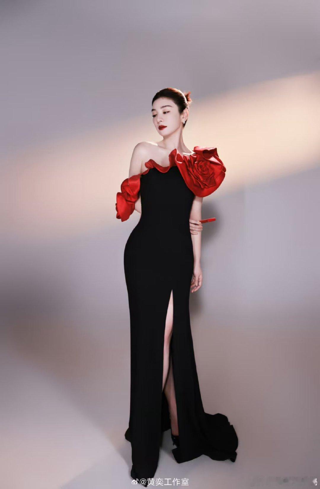 黄奕说上海话面相变了 哇塞！黄奕说上海话太有感觉啦，面相瞬间变得超接地气，仿佛弄