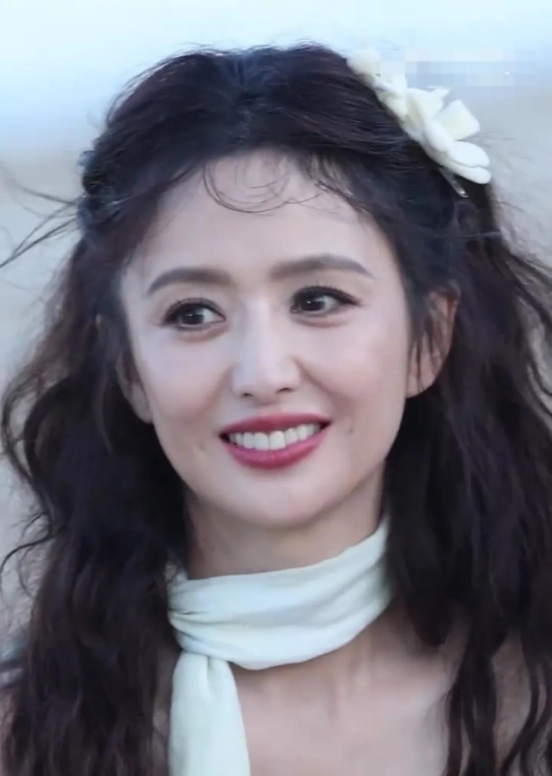 岁月不饶人，42岁的佟丽娅油腻感十足，一笑更是满脸褶子。

该说不说，新疆盛产美