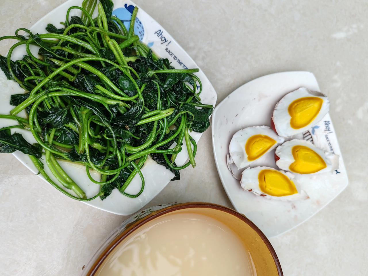 #遂宁美食记录#这个季节就想喝点这种清汤寡水的红苕稀饭汤，再从地头掐把新鲜的红苕