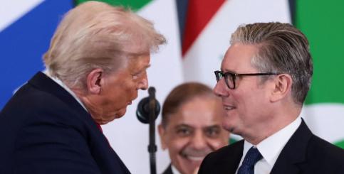 特朗普对斯塔默“冷嘲热讽”，针对英国迟迟才肯“支援”的航母，特朗普表示，美国不需