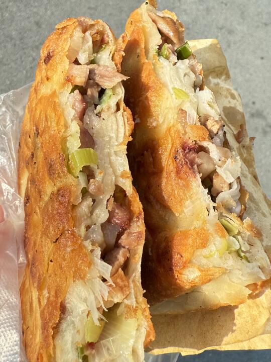 徐州猪头肉火烧真的好吃吗？排队1小时才吃到