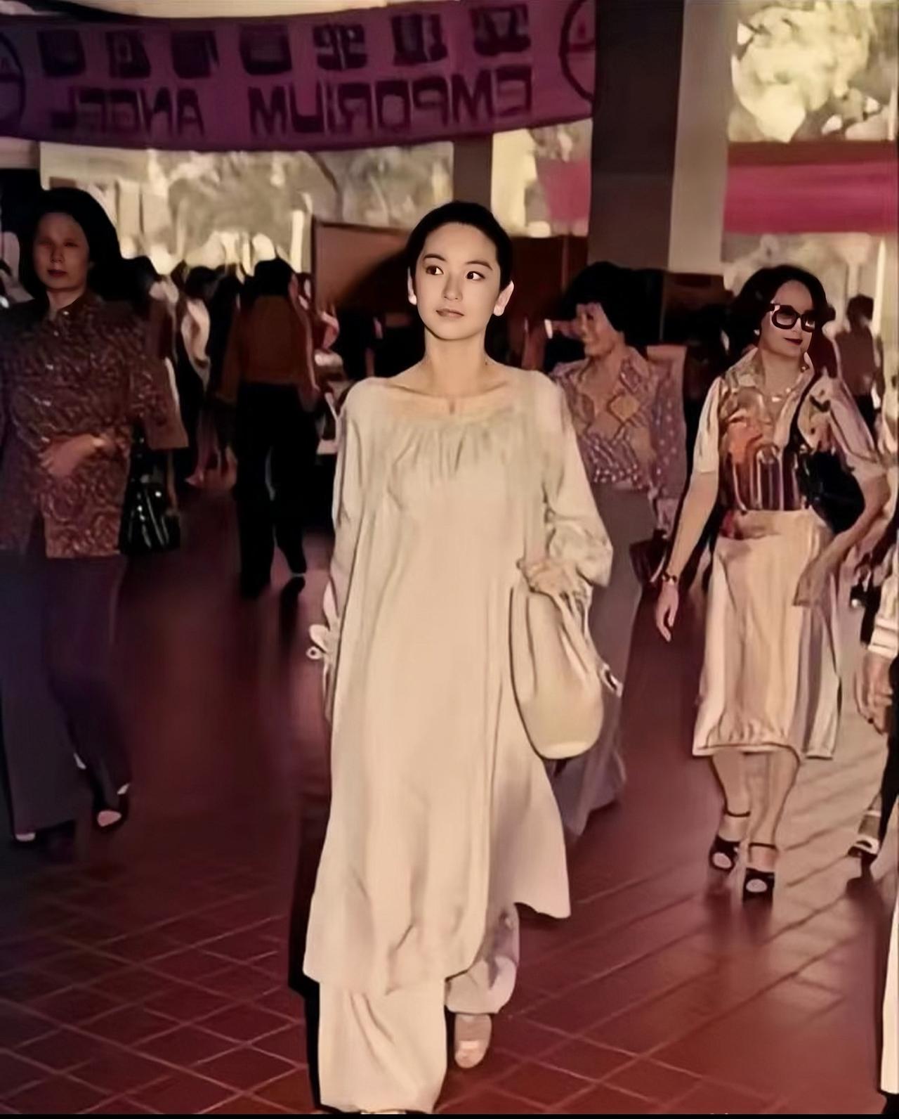 林青霞年轻时期的美照，那时候她23岁，瘦瘦的样子，还有着美少女的气息。

197
