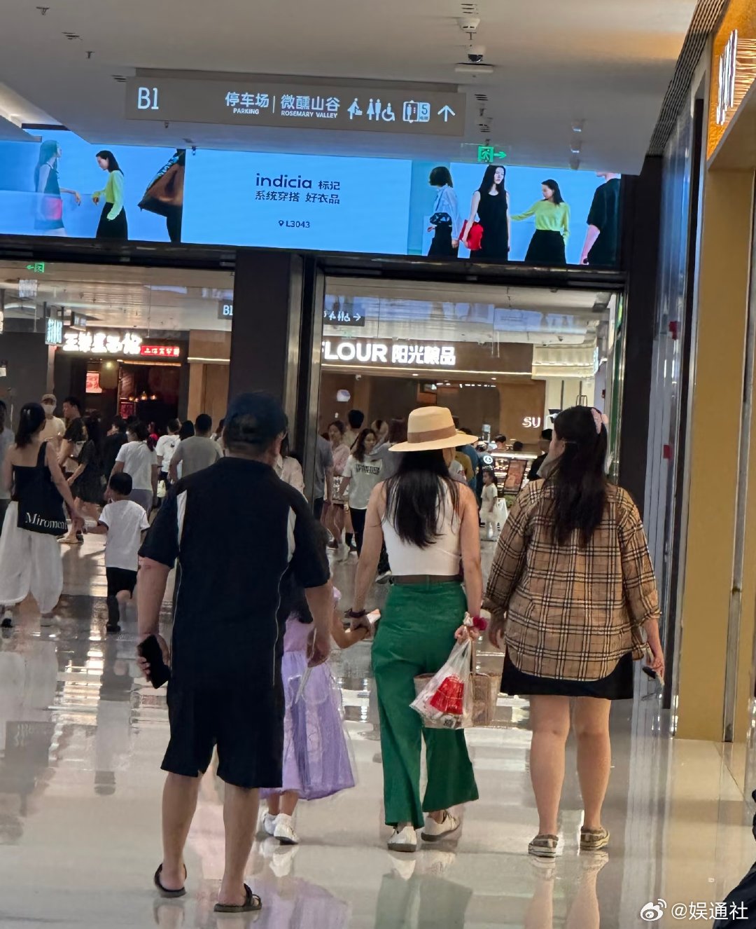 武汉偶遇吴倩和女儿逛街吴倩女儿到底有多漂亮 网友武汉逛街偶遇吴倩和女儿，所有见过