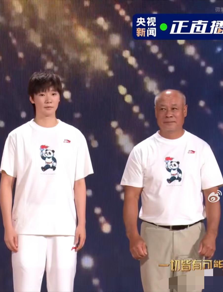 太帅啦！王楚钦，王曼昱参加亚运会领奖服发布会啦！
8月3日，王楚钦和王曼昱代表