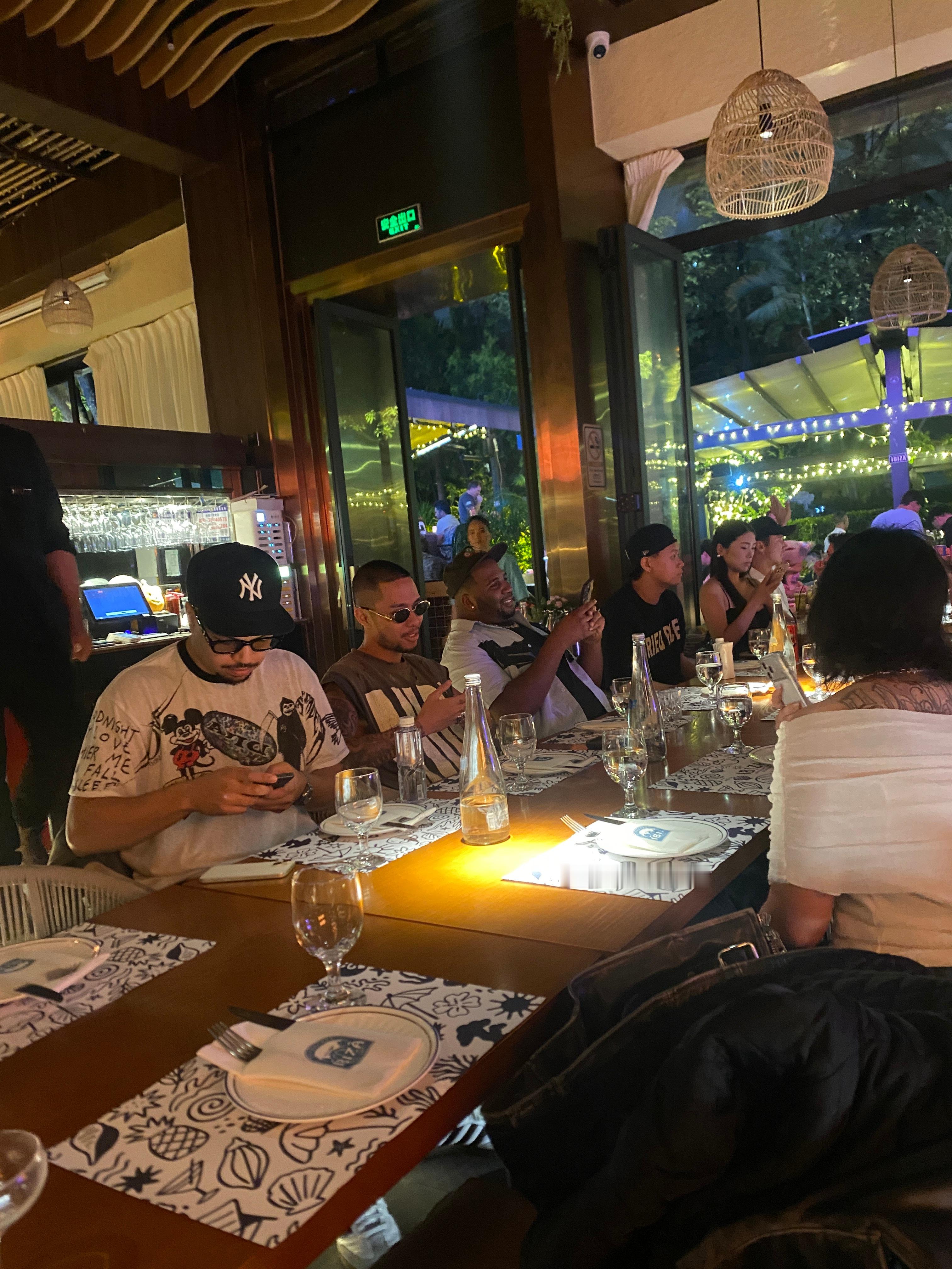 很random的一天，新认识的朋友来我工作室挑衣服庆祝她的生日，然后带我去了一个