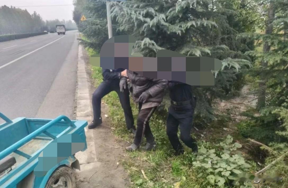 山西运城82 岁大爷开电三轮遛弯，居然直接 “扎” 进路边沟里，车轮还在转，人却