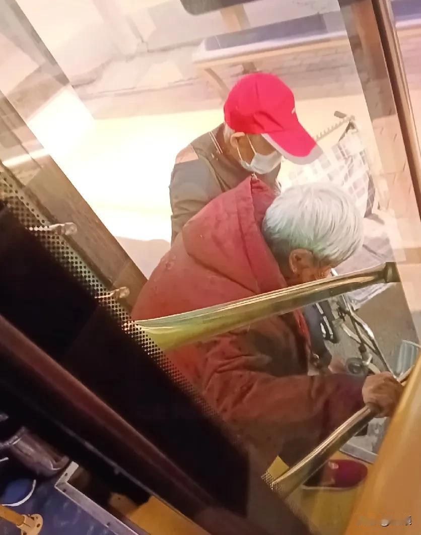 今天去县城办了点事，由于比较远，所以就乘坐地铁，然后转乘公交车。
因为不是周末，