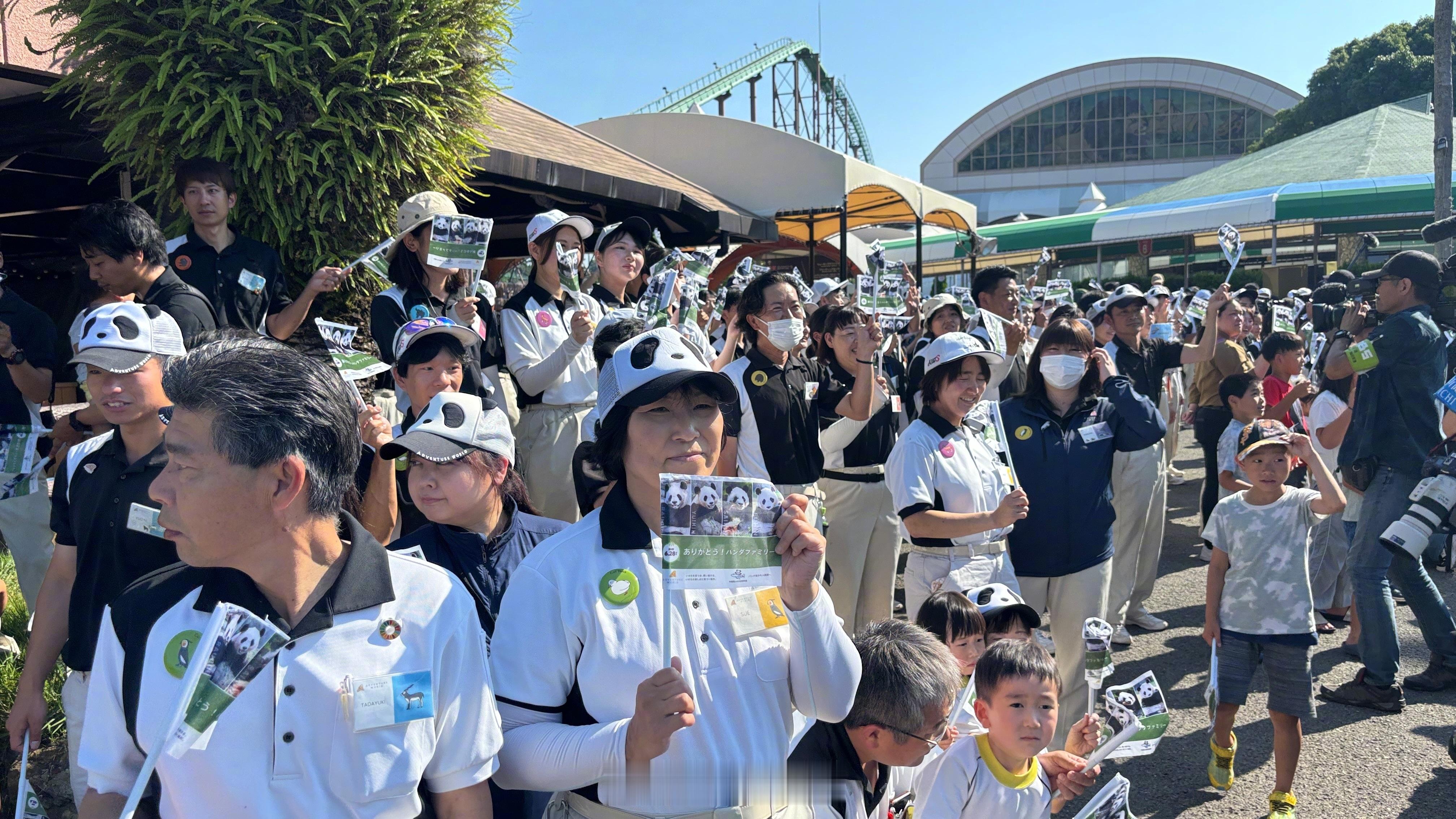 【4只旅日大熊猫启程回国[心]】日本民众送别大熊猫当地时间28日上午，旅日大熊猫