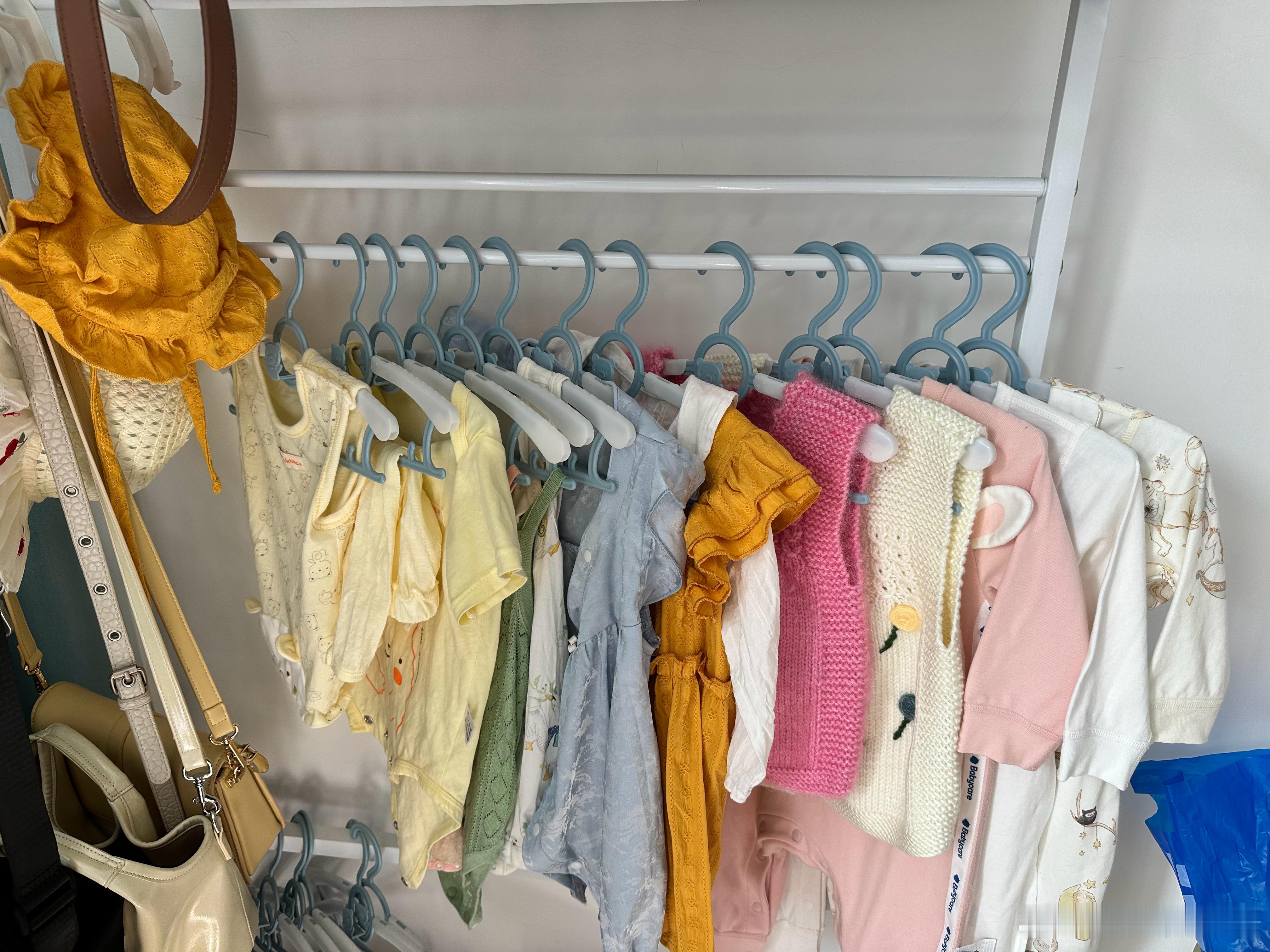 人不大 衣服倒是不少 ​​​