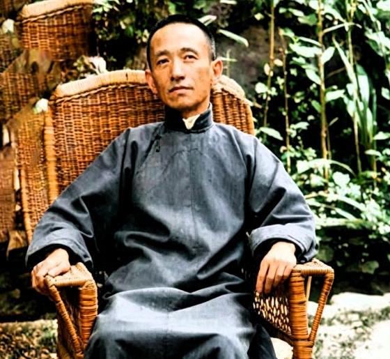 1948年11月12日，追随蒋介石二十一年零七个月的陈布雷，在南京寓所服安眠药自