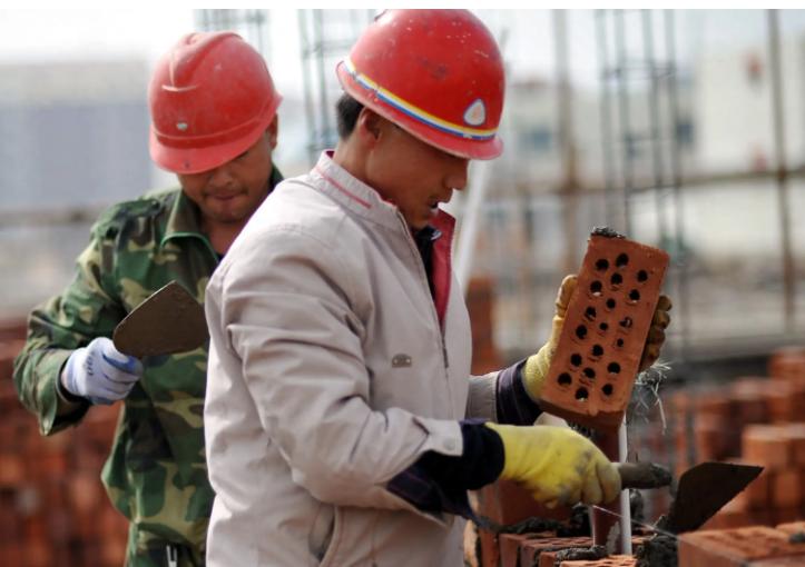 目前，在以色列的建筑工地上，有中国工人，也有印度工人。中国工人的月薪，换算成人民