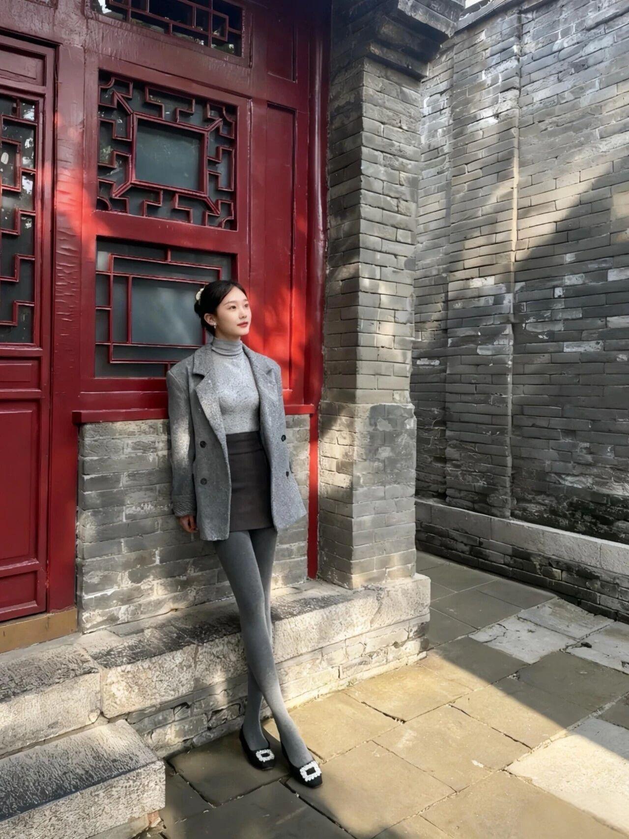 在一条铺满灰色石板的小巷深处，一面饱经风霜的红砖墙静静伫立。墙面上，一道鲜艳的红