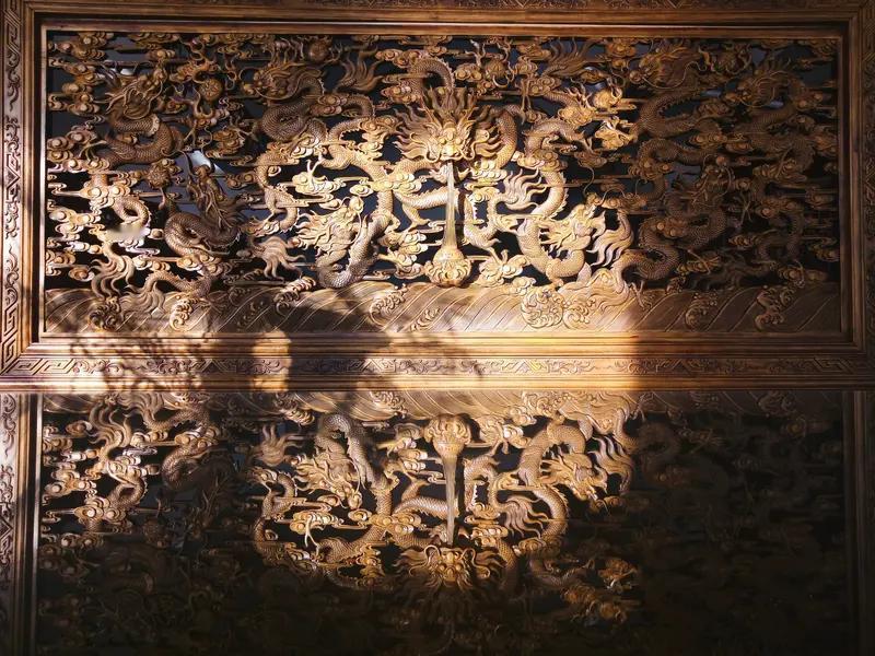 上联“画龙画虎难画骨”确实很经典，它生动地道出了外在易描、内在难绘的现实。有人对