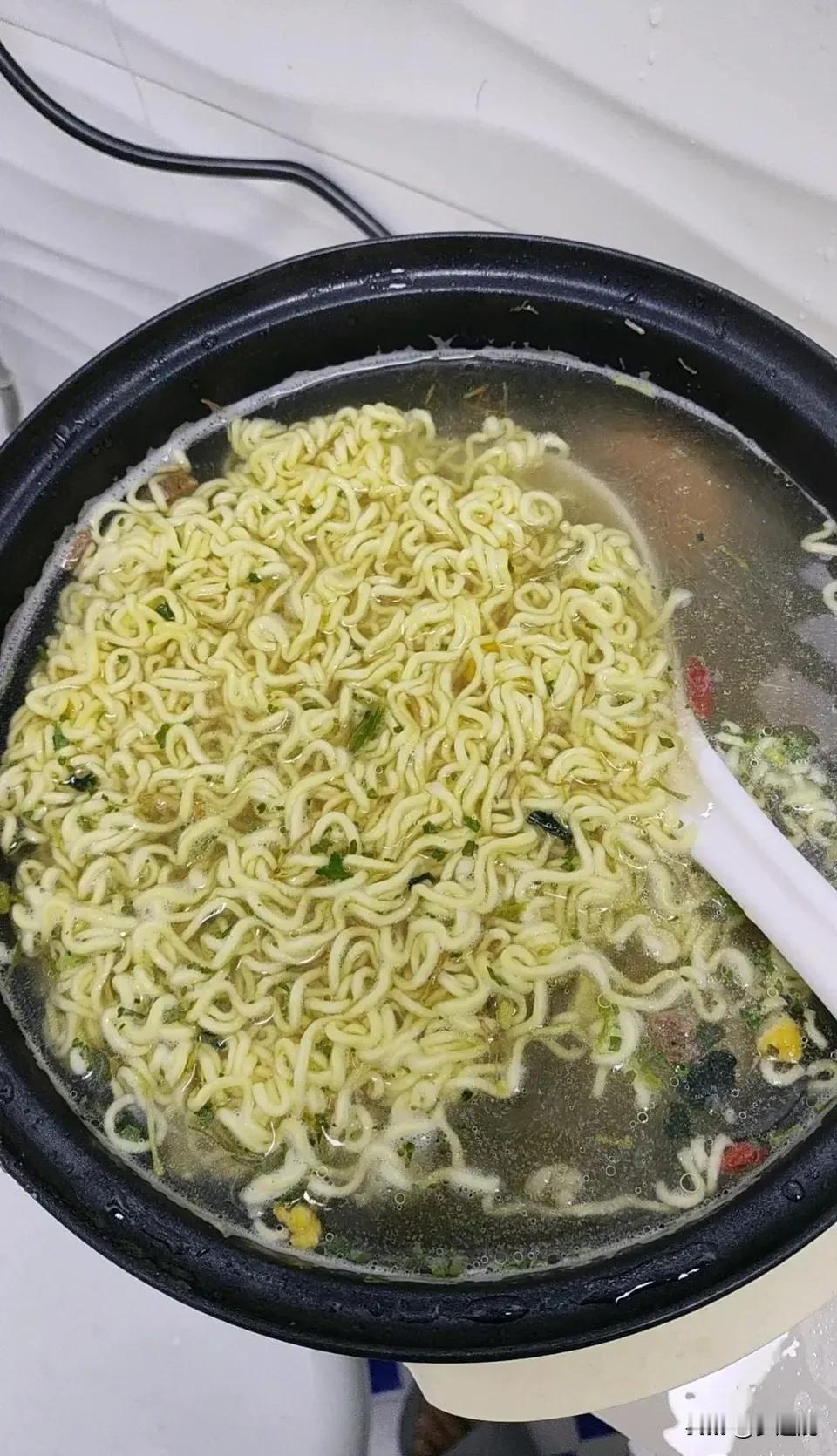 熬夜伤身，24小时夜班更是吃不消！

最近耳朵总是嗡嗡作响，昨天下午鼓起勇气去找