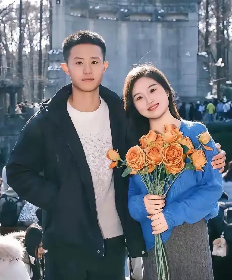 重庆一小伙当兵休假，想给女友惊喜，偷偷来到她上班的地方。不料，他悄悄站到女友旁边