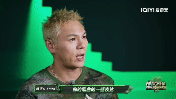 弹壳交个朋友经济上行美弹壳带来《交个朋友》舞台，氛围感直接拉满！复古迪厅曲风适配