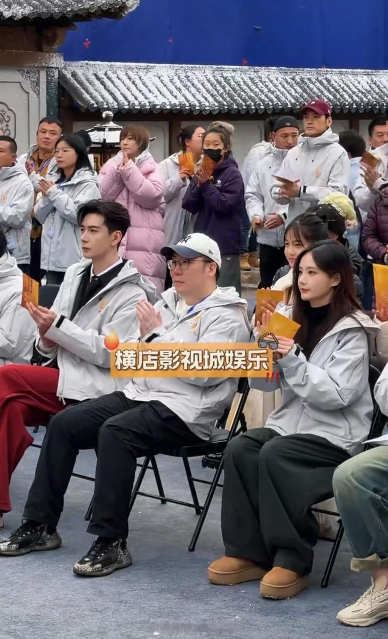 金枝开机李一桐、陈星旭同框生图，海报显示两人的排名不分先后，但李一桐名字仍位列前