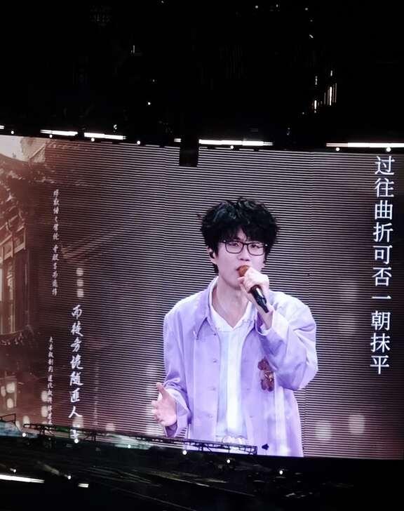 妹妹说紫色很有韵味~
所以嵩哥你也穿了紫色，很有韵味哦
	
许嵩 紫色果然很有韵