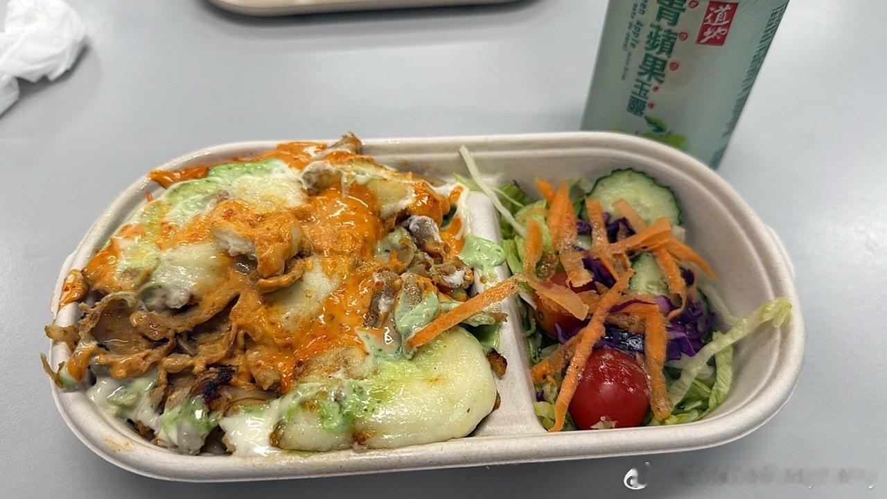游完泳吃印度菜已成习惯，烤鸡肉米饭加了一份菲达芝士，香的哟… 