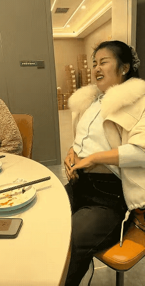 放下美女形象包袱，在吃饱的时候敢于解开裤子纽扣系腰带的裤子 女神穿搭腰带 收腹美