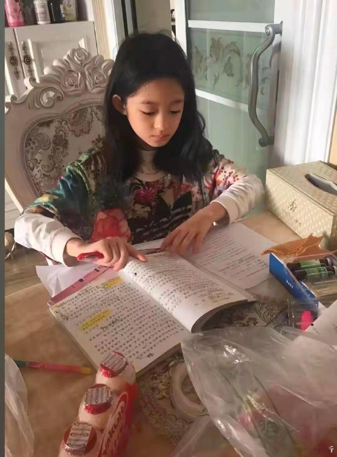 原来黄杨钿甜小时候也会努力学习！ ​​​