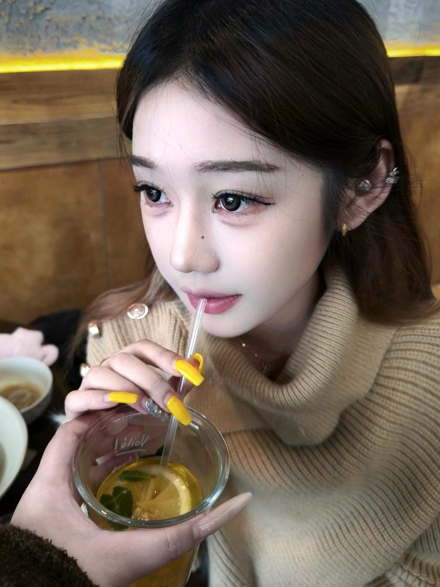 哥哥 你做了那么多伤害我的事 我却只记得那天晚上你紧紧抱着我哭 说舍不得我的时候