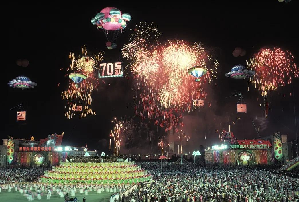1982年4月15日，朝鲜平壤金日成广场，庆祝金日成70岁生日演出。此次70周年
